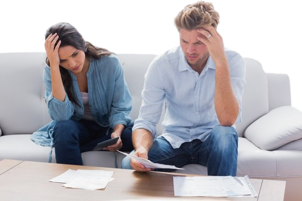 casal-desesperado-fazendo-suas-contas_13339-226384-removebg-preview